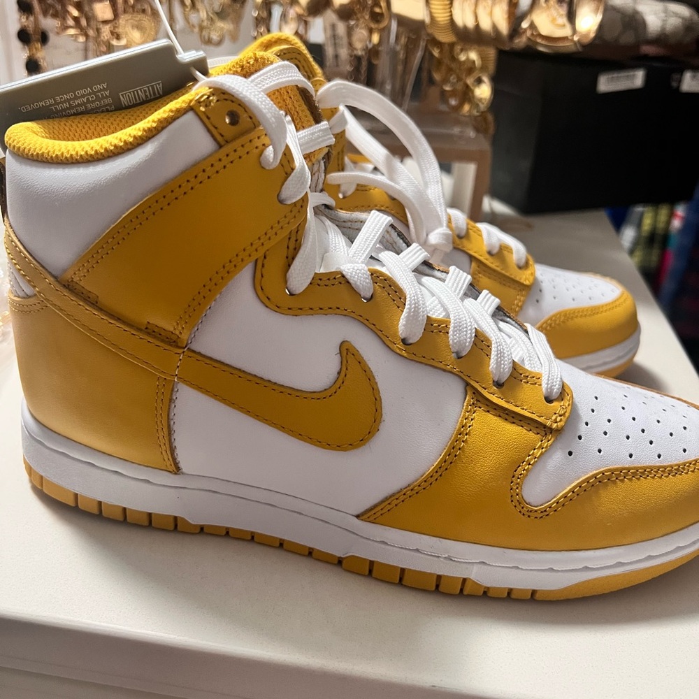 Women’s Nike Dunk High - Dark Sulfer - Women’s Size 7 - BNWT - Picture 5 of 7